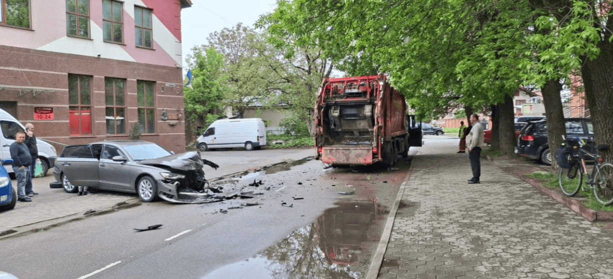 У Франківську водій Audi в’їхав у сміттєвоз (ВІДЕО)