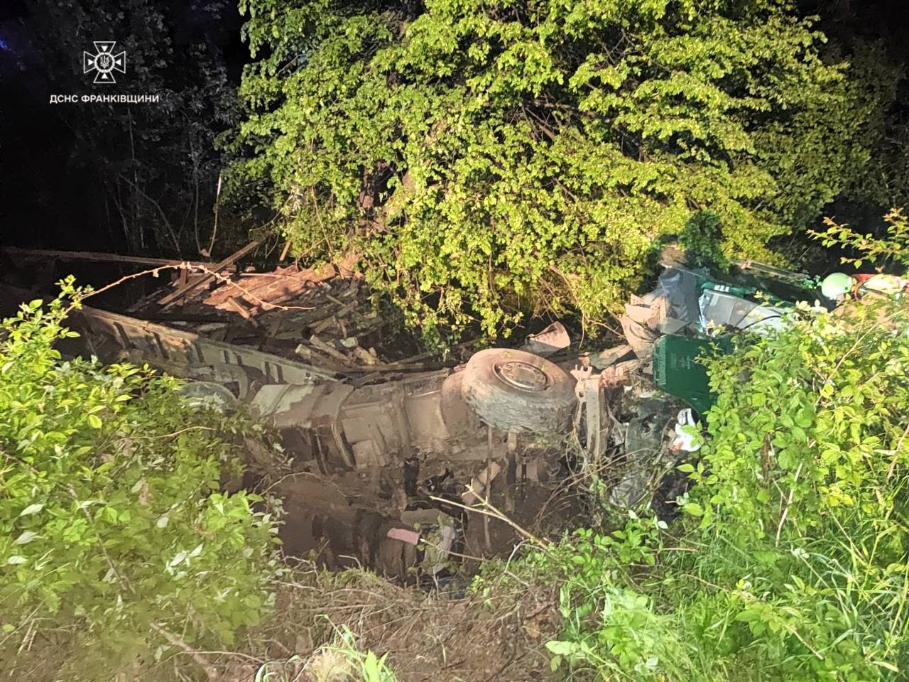 У Болехові вантажівка перекинулася у кювет: водія затисло у кабіні (ФОТО)
