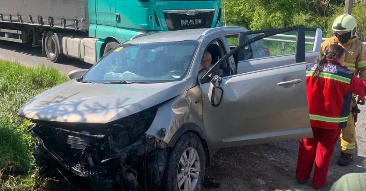 У Делятині автівка перекинулася у кювет: водія “вирізали” рятувальники (ФОТО)