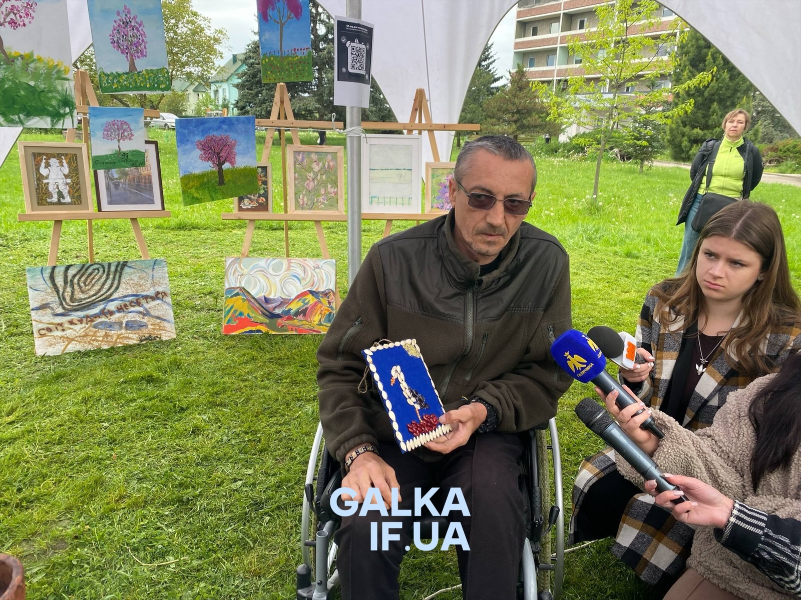 У франківській лікарні продавали картини, намальовані воїнами, щоб зібрати на автівку (ФОТО)