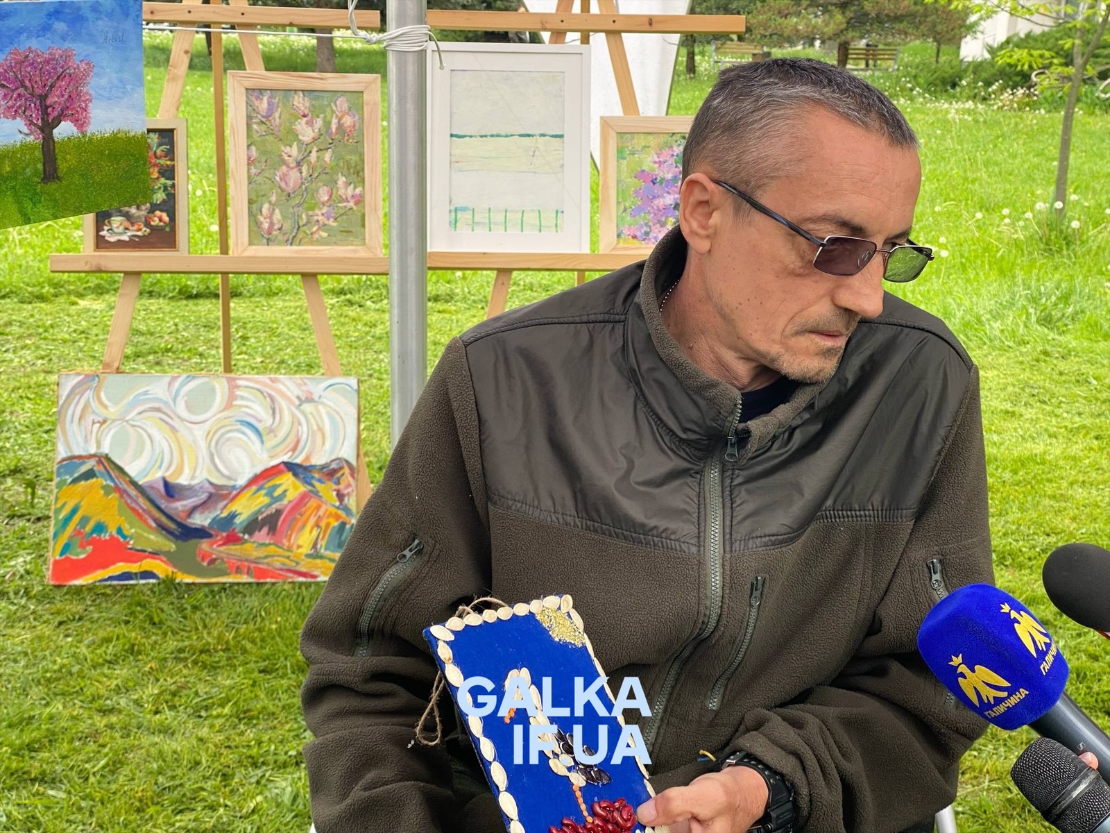 У франківській лікарні продавали картини, намальовані воїнами, щоб зібрати на автівку (ФОТО)