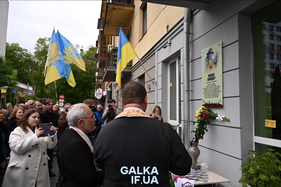 "Взірець любові до нашого міста": у Франківську відкрили памʼятну дошку засновнику гурту “Бункер Йо” Левку Бондару (ФОТО)