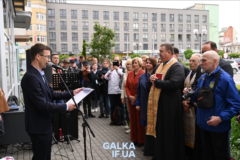 "Взірець любові до нашого міста": у Франківську відкрили памʼятну дошку засновнику гурту “Бункер Йо” Левку Бондару (ФОТО)