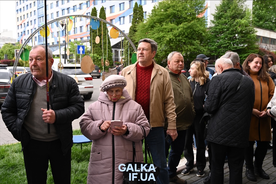 "Взірець любові до нашого міста": у Франківську відкрили памʼятну дошку засновнику гурту “Бункер Йо” Левку Бондару (ФОТО)