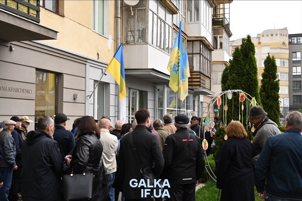 "Взірець любові до нашого міста": у Франківську відкрили памʼятну дошку засновнику гурту “Бункер Йо” Левку Бондару (ФОТО)
