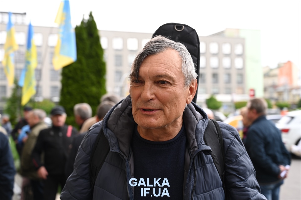 "Взірець любові до нашого міста": у Франківську відкрили памʼятну дошку засновнику гурту “Бункер Йо” Левку Бондару (ФОТО)