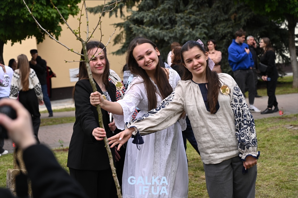 Капсула часу, дерево Гінкго та ярмарок на підтримку ЗСУ: як (При)Карпатський університет святкує 85-річчя (ФОТО)