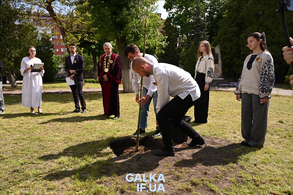 Капсула часу, дерево Гінкго та ярмарок на підтримку ЗСУ: як (При)Карпатський університет святкує 85-річчя (ФОТО)