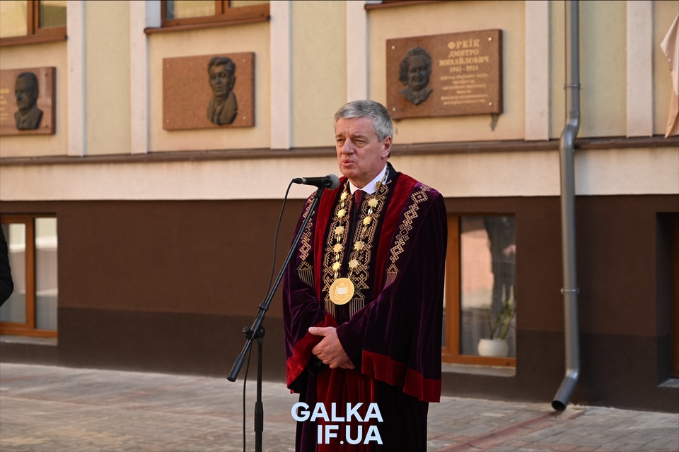 Капсула часу, дерево Гінкго та ярмарок на підтримку ЗСУ: як (При)Карпатський університет святкує 85-річчя (ФОТО)