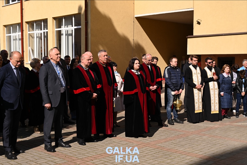 Капсула часу, дерево Гінкго та ярмарок на підтримку ЗСУ: як (При)Карпатський університет святкує 85-річчя (ФОТО)