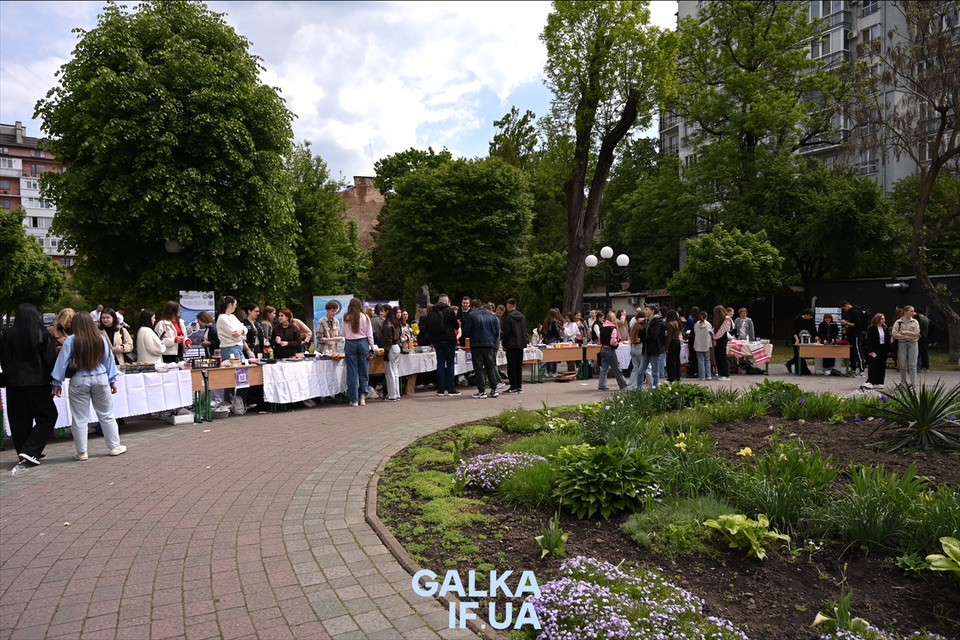 Капсула часу, дерево Гінкго та ярмарок на підтримку ЗСУ: як (При)Карпатський університет святкує 85-річчя (ФОТО)