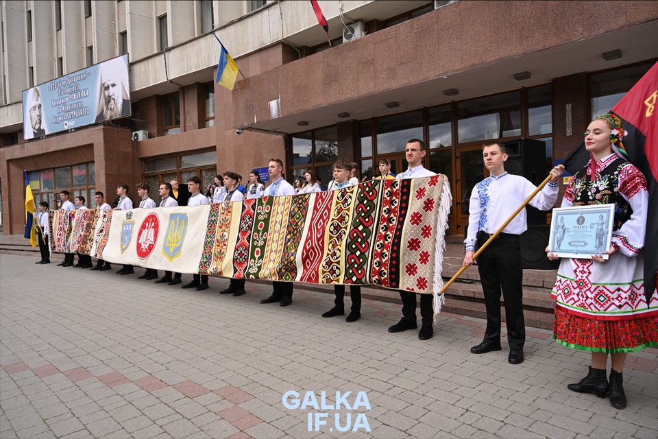 Побував у зоні бойових дій: франківському краєзнавчому музею передали рушник-рекордсмен (ФОТО)