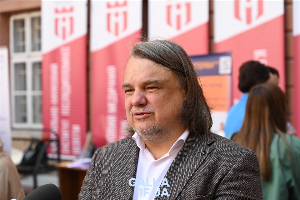 У дворику Франківського медуніверситету влаштували ярмарок ментального здоров'я (ФОТО)