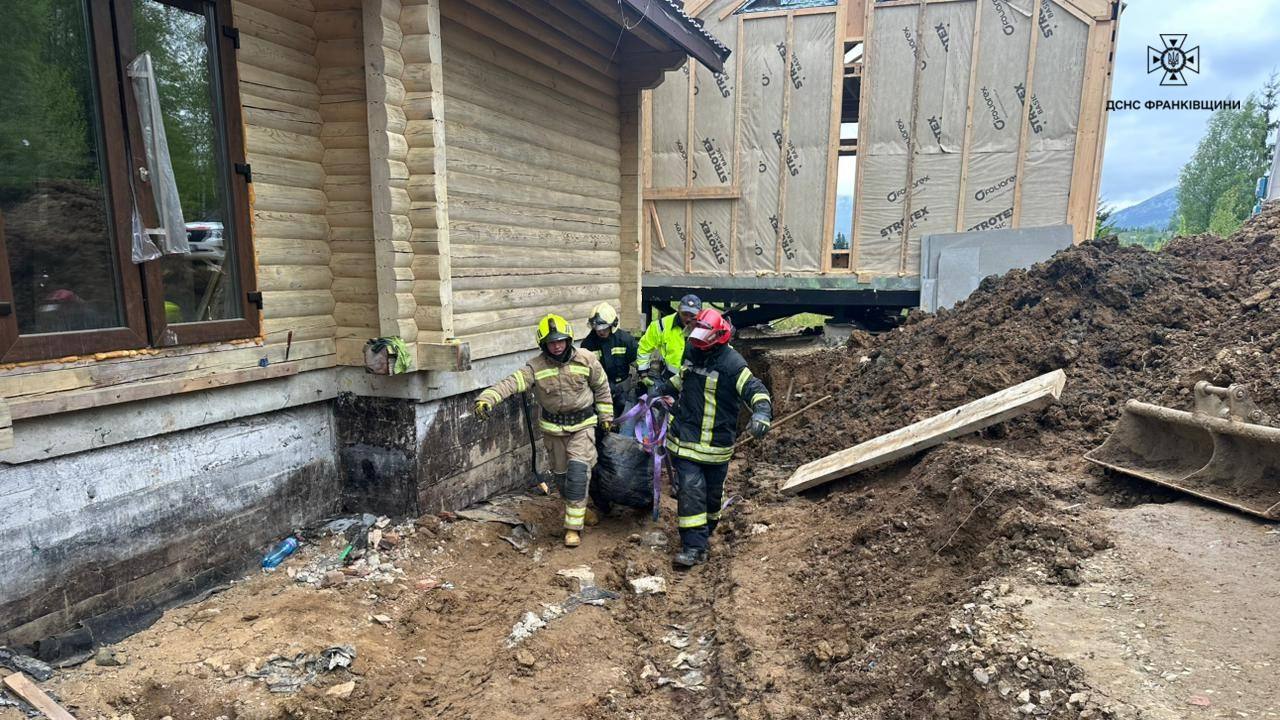 Поліція відкрила кримінальне провадження через загибель чоловіка під час робіт на Надвірнянщині
