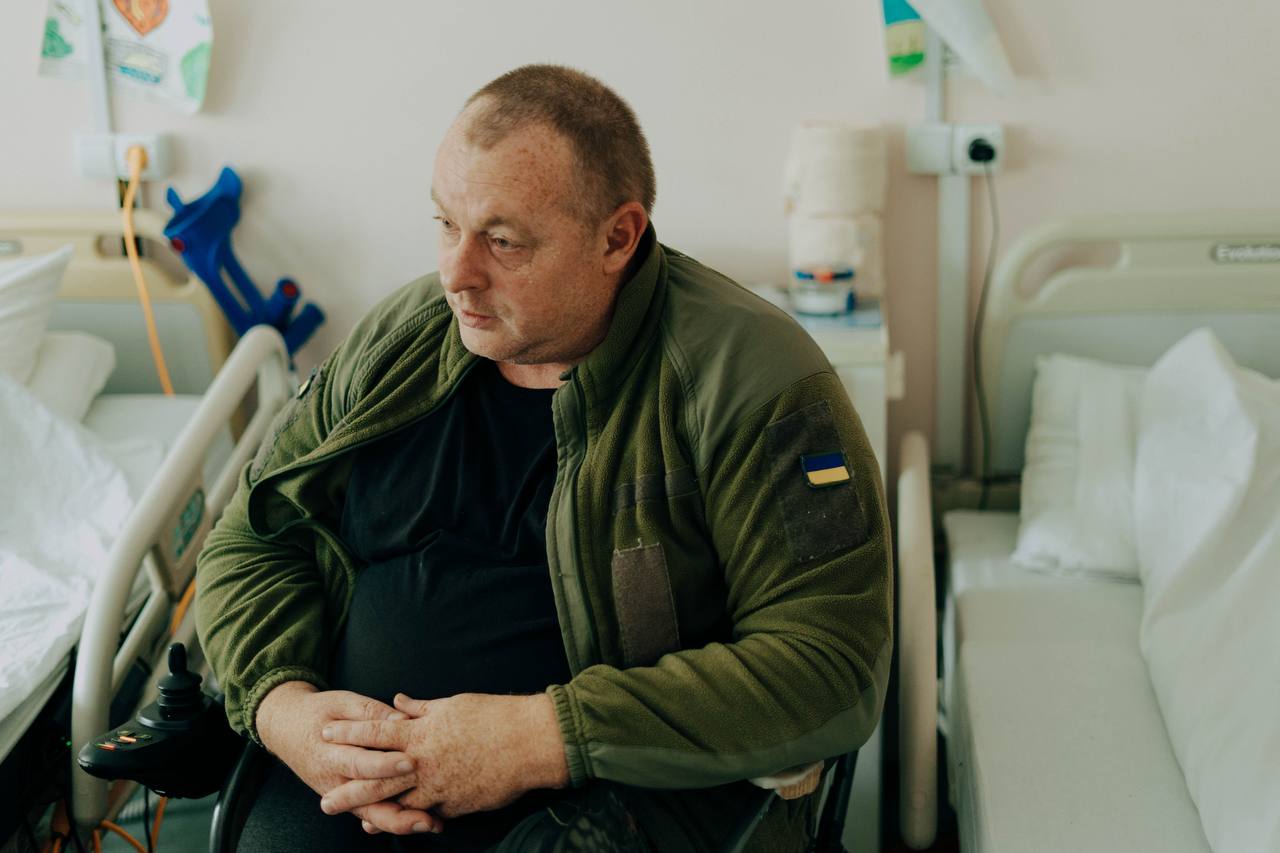 “Головне — живий”. Як військовий після подвійної ампутації вчиться ходити у Франківську (ФОТО)