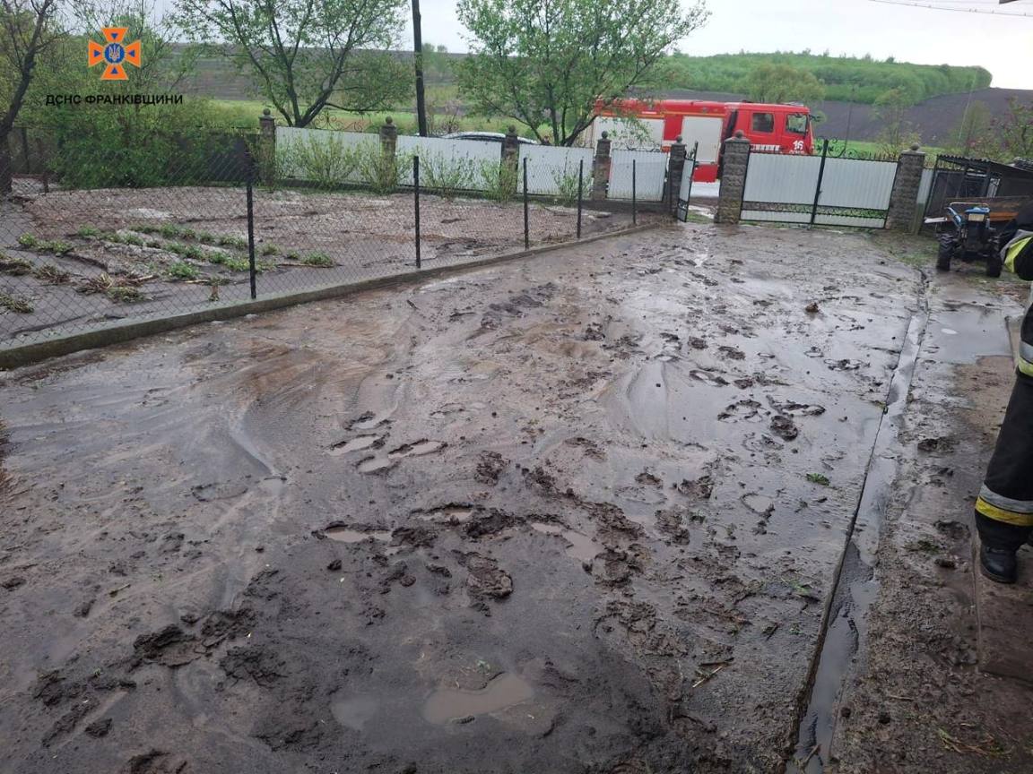 Підтоплені будинки та зірваний дах: рятувальники ліквідовують наслідки негоди на Прикарпатті (ФОТО)