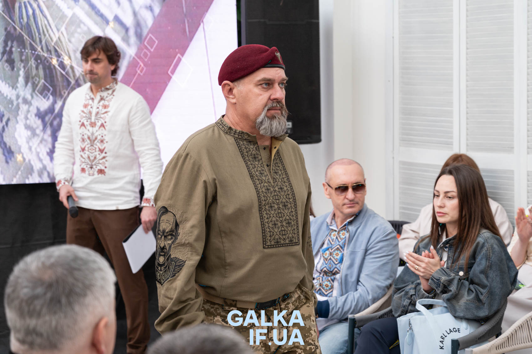 Захисники, їхні рідні та волонтери дефілювали у вишиванках в Івано-Франківську (ФОТОРЕПОРТАЖ)