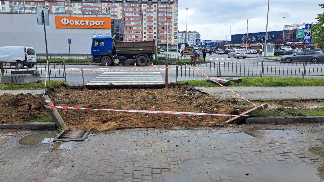 На Миколайчука облаштовують острівець безпеки для пішоходів (ФОТО)
