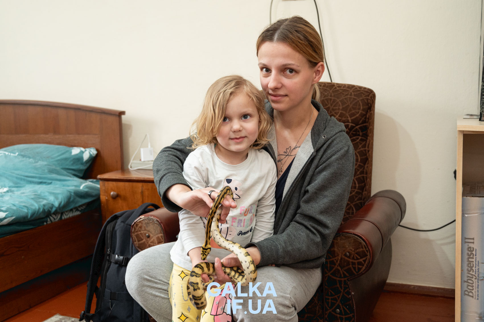 Шість змій, дві – з фронту: як Віра Постольна з Франківська доглядає за домашніми улюбленцями чоловіка-військового (ФОТО)