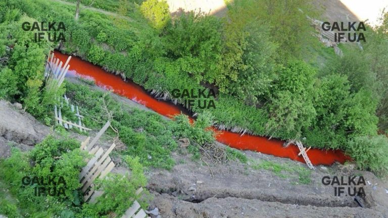 Струмок на околиці Франківська знову почервонів: що кажуть в екоінспекції (ФОТО, ВІДЕО)