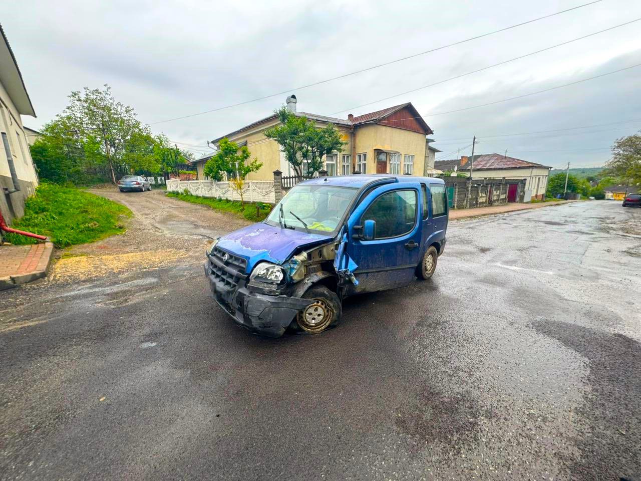 На Прикарпатті молодик викрав авто під час комендантської години та врізався в бетонну огорожу (ФОТО)