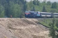 Поїзди курсуватимуть повільніше: на межі Франківщини ліквідували зсув на залізниці (ВІДЕО)