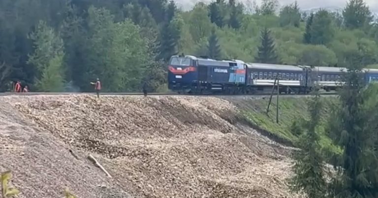 Поїзди курсуватимуть повільніше: на межі Франківщини ліквідували зсув на залізниці (ВІДЕО)