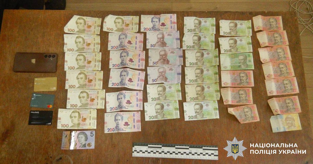 Зникли телефон та гроші: у Франківську чоловік обікрав жінку в торговому центрі (ФОТО)