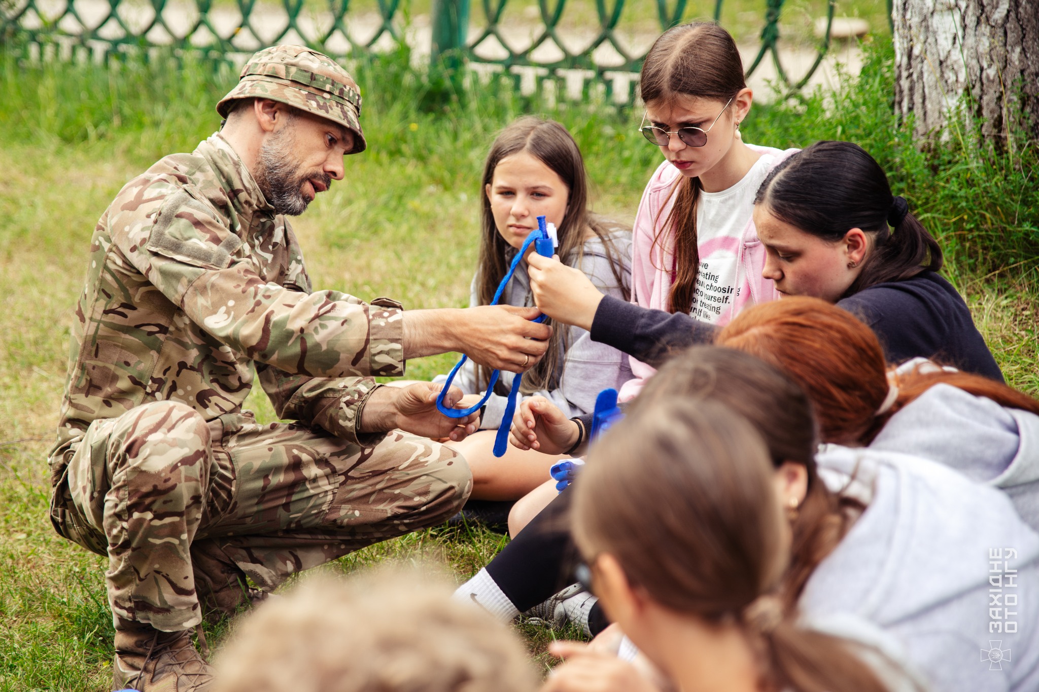 “Я майже захисниця!”: нацгвардійці показали дітям, як зупинити кровотечу, керувати дроном і вдягати бронежилети (ФОТО)