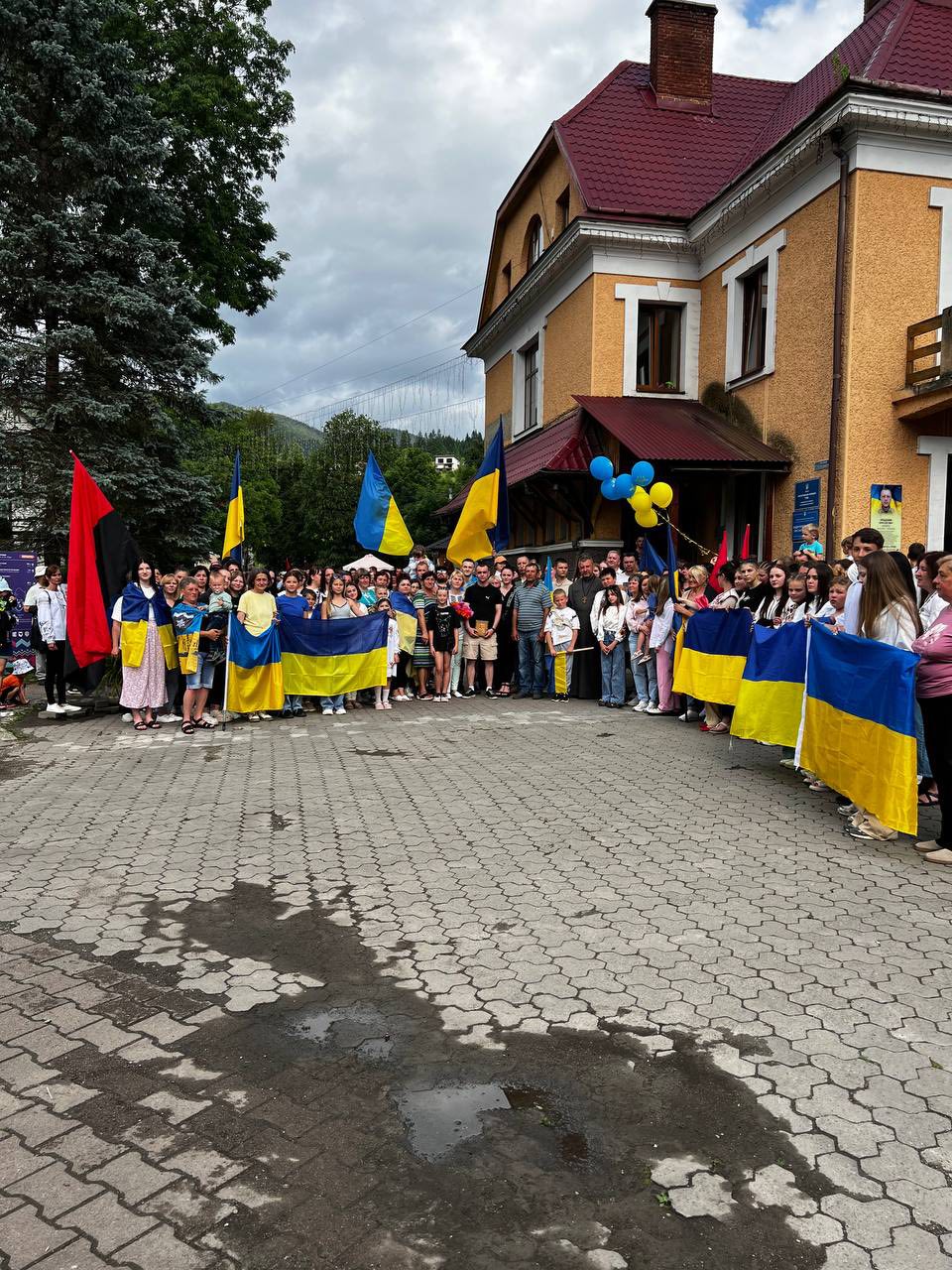 У Ворохті після понад трьох років полону зустріли захисника Юрія Варцаб’юка (ФОТО)