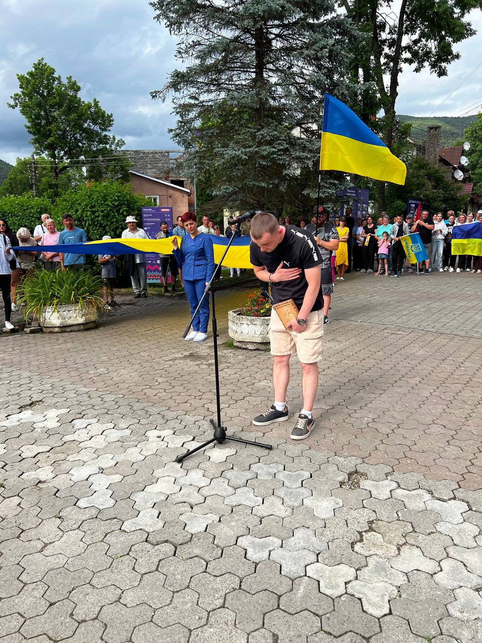 У Ворохті після понад трьох років полону зустріли захисника Юрія Варцаб’юка (ФОТО)