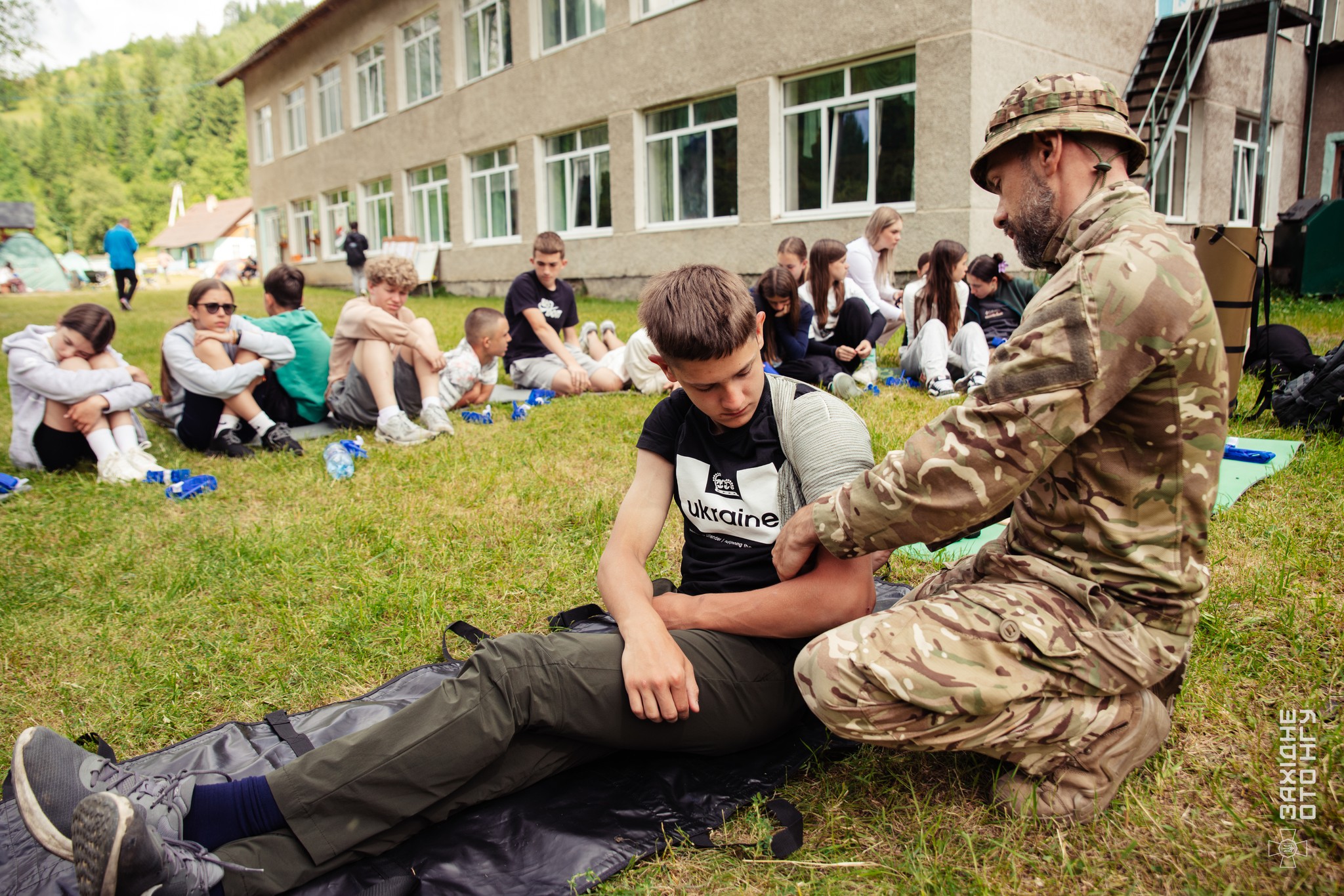 “Я майже захисниця!”: нацгвардійці показали дітям, як зупинити кровотечу, керувати дроном і вдягати бронежилети (ФОТО)