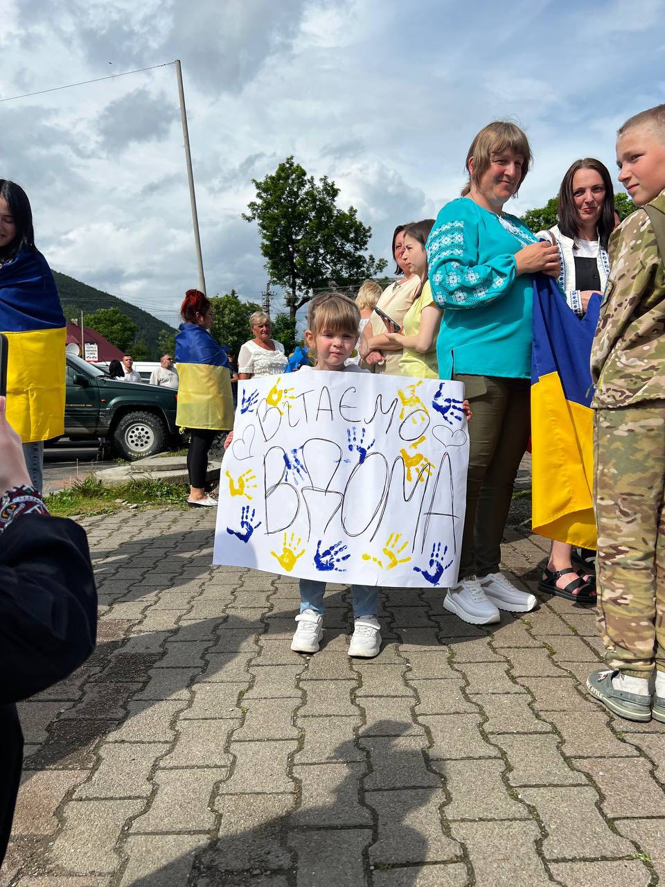 У Ворохті після понад трьох років полону зустріли захисника Юрія Варцаб’юка (ФОТО)