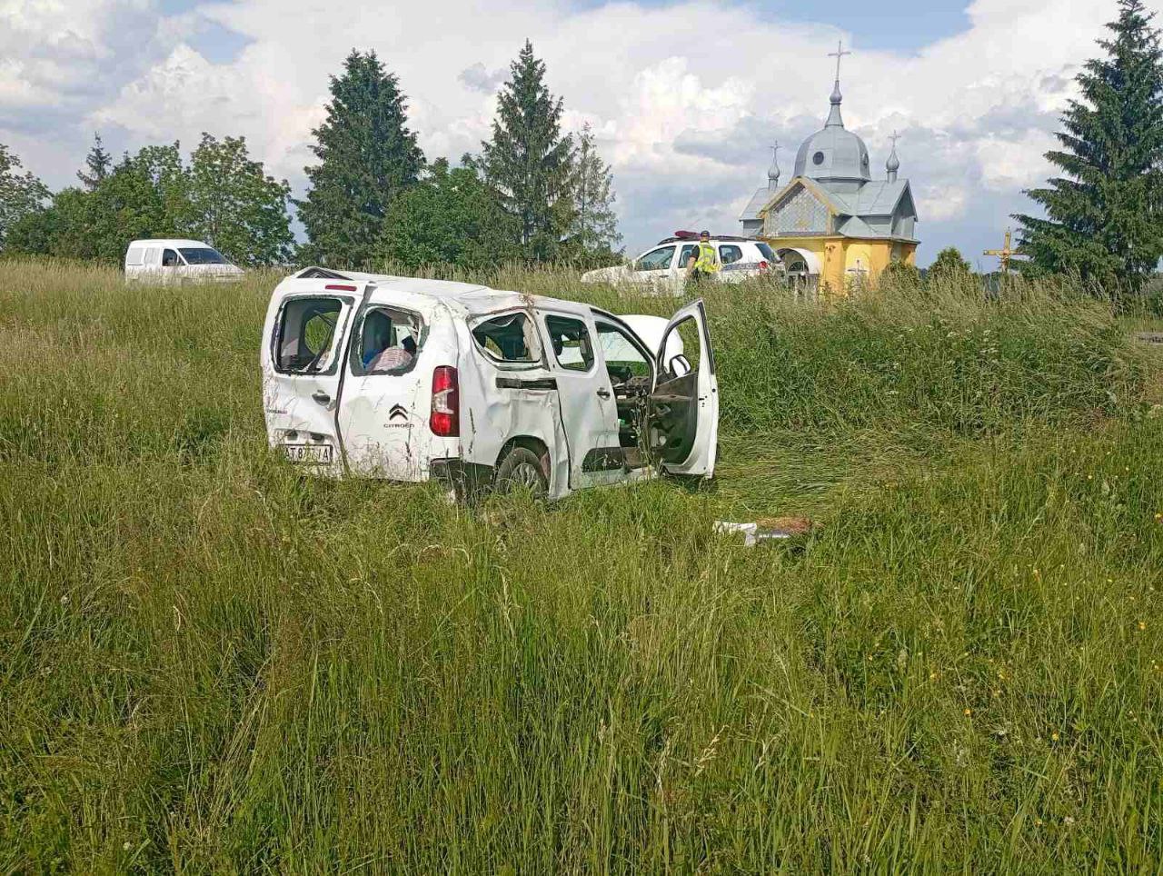 На в’їзді в Отинію Peugeot зіткнувся з Citroën: один з автомобілів перекинувся в кювет (ВІДЕО, ОНОВЛЕНО)
