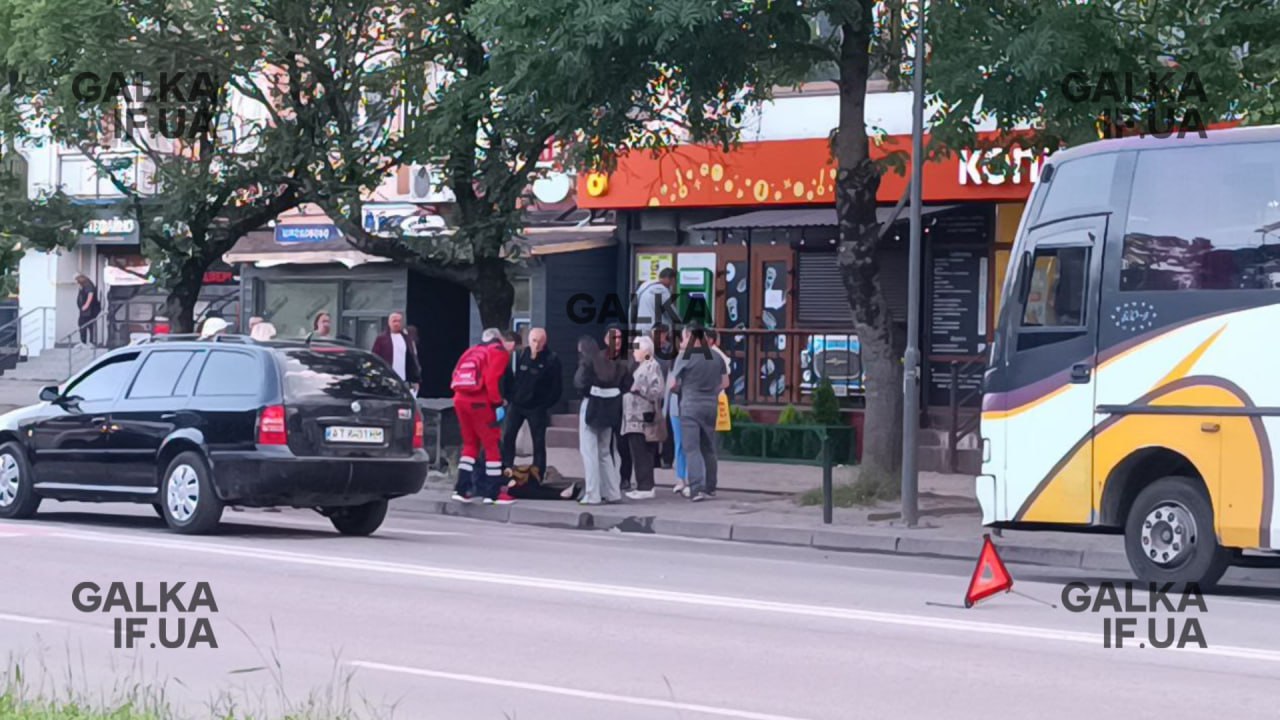 Біля “Велмарту” під колеса потрапила літня жінка: її госпіталізували (ФОТО)