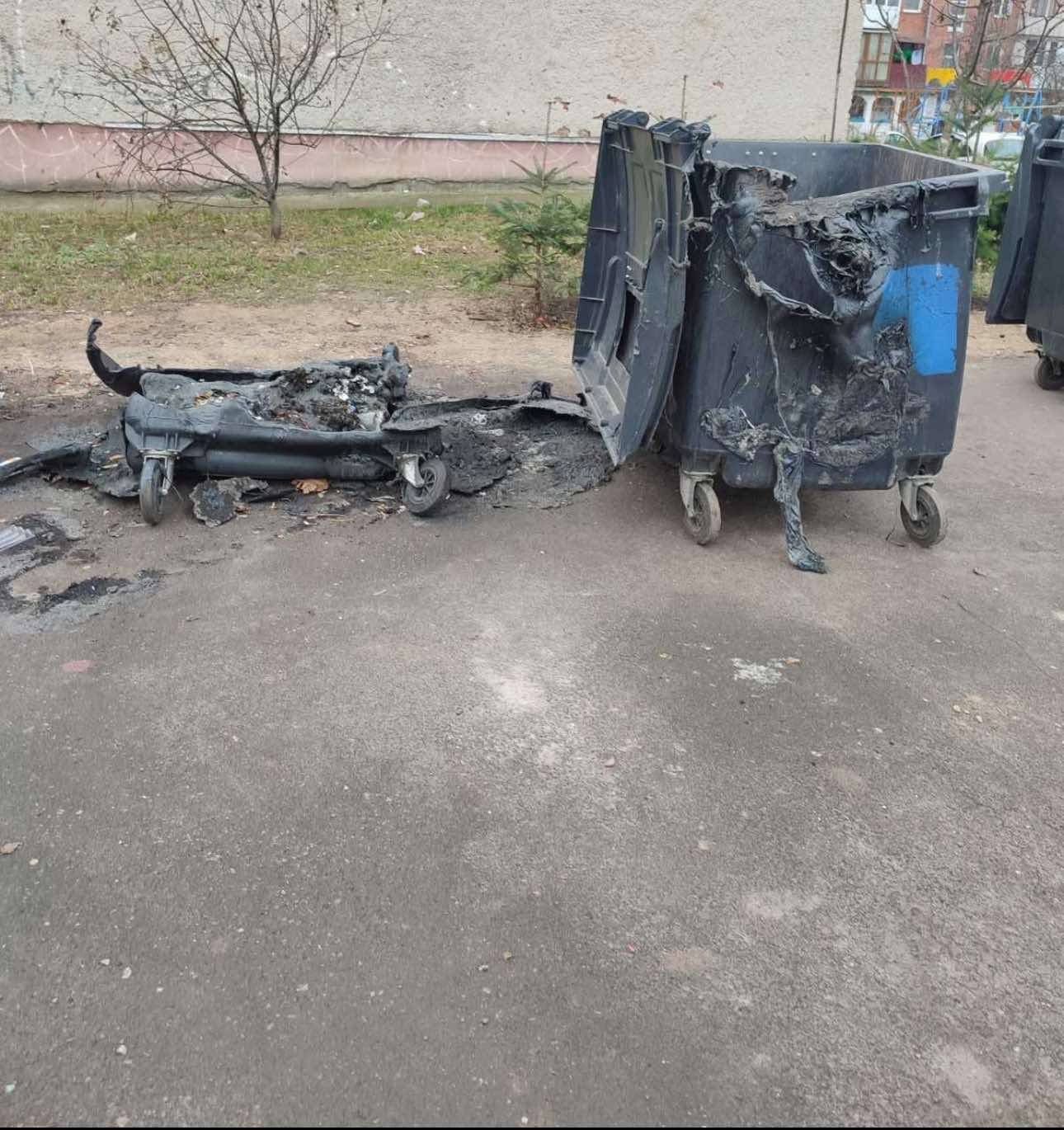 У Калуші невідомі підпалюють сміттєві контейнери: на одній з вулиць спалили всі (ФОТО)