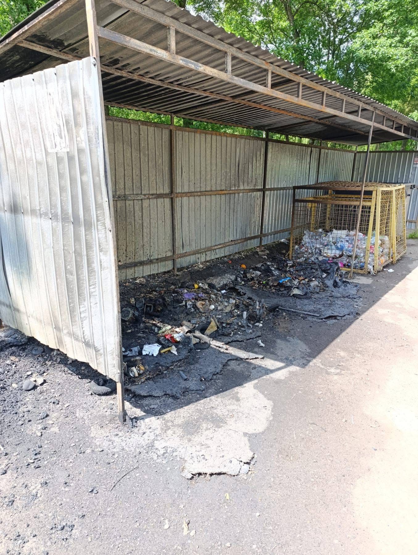 У Калуші невідомі підпалюють сміттєві контейнери: на одній з вулиць спалили всі (ФОТО)