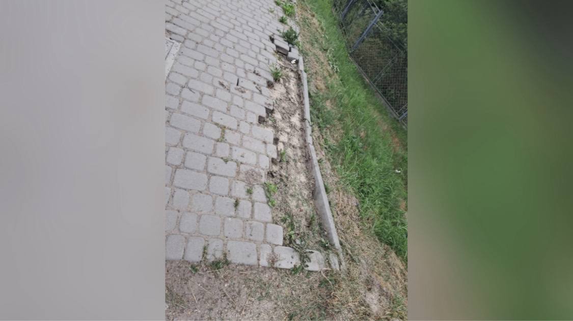 У Рожнятові невідомі викрали вимощену бруківку з тротуару (ФОТО)