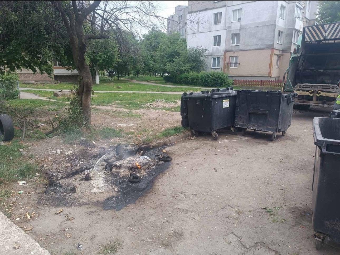 У Калуші невідомі підпалюють сміттєві контейнери: на одній з вулиць спалили всі (ФОТО)