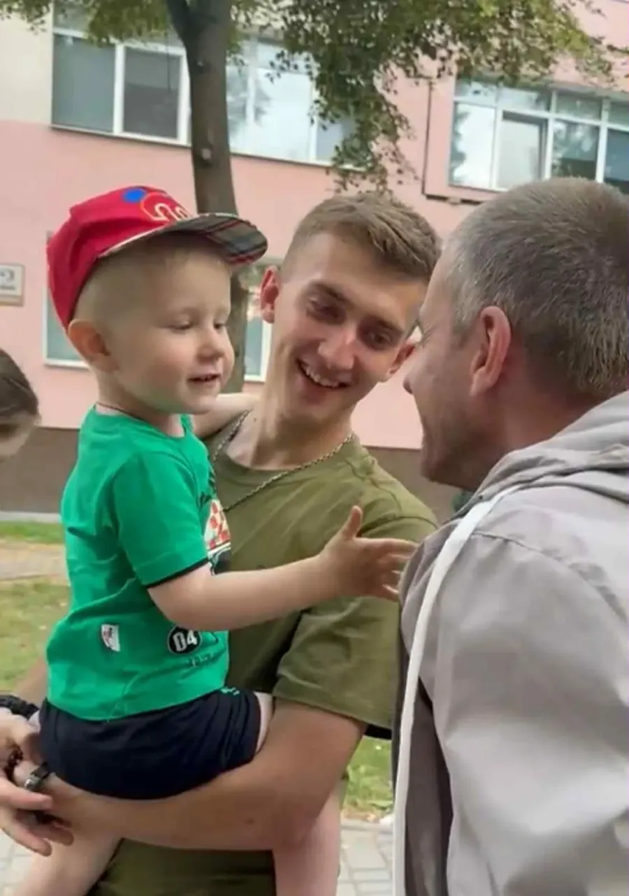 Гладив фото тата, поки той був у полоні: дворічний прикарпатець вперше зустрівся з татом Романом Теренчином (ФОТО)