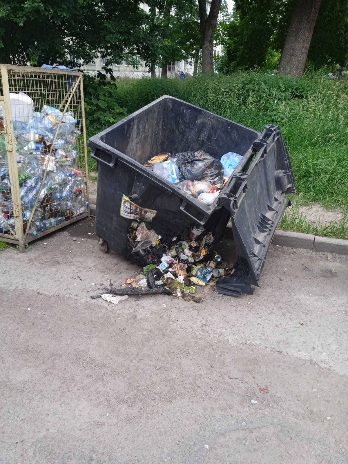 У Калуші невідомі підпалюють сміттєві контейнери: на одній з вулиць спалили всі (ФОТО)