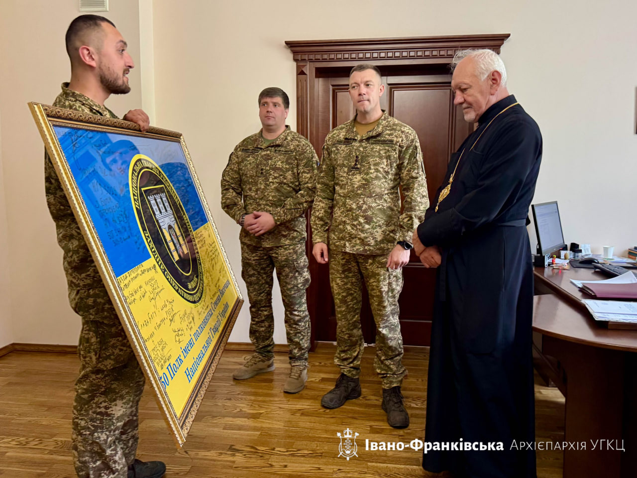 Військовослужбовці Національної гвардії України подарували Митрополиту Володимиру підписаний прапор на знак подяки за підтримку