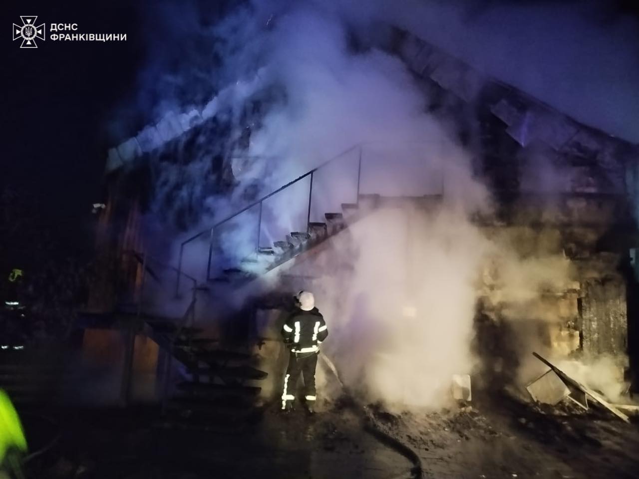 20 рятувальників ліквідували пожежу у двоповерховій будівлі в Яблуниці