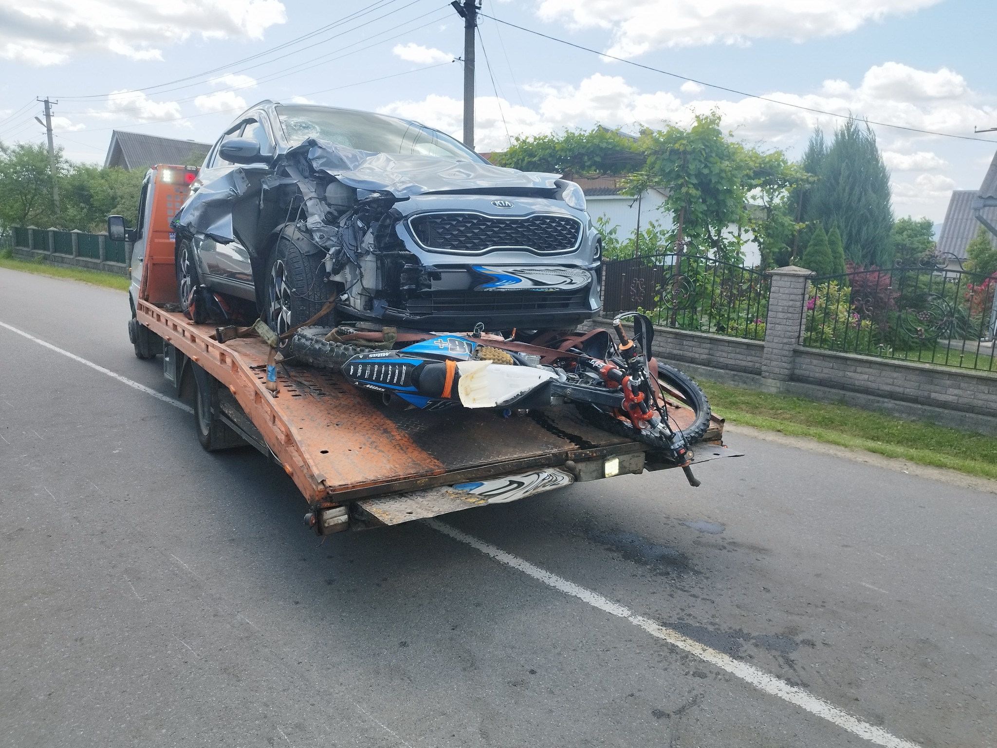 На Надвірнянщині мотоцикл зіткнувся з легковиком: є двоє постраждалих (ФОТО)
