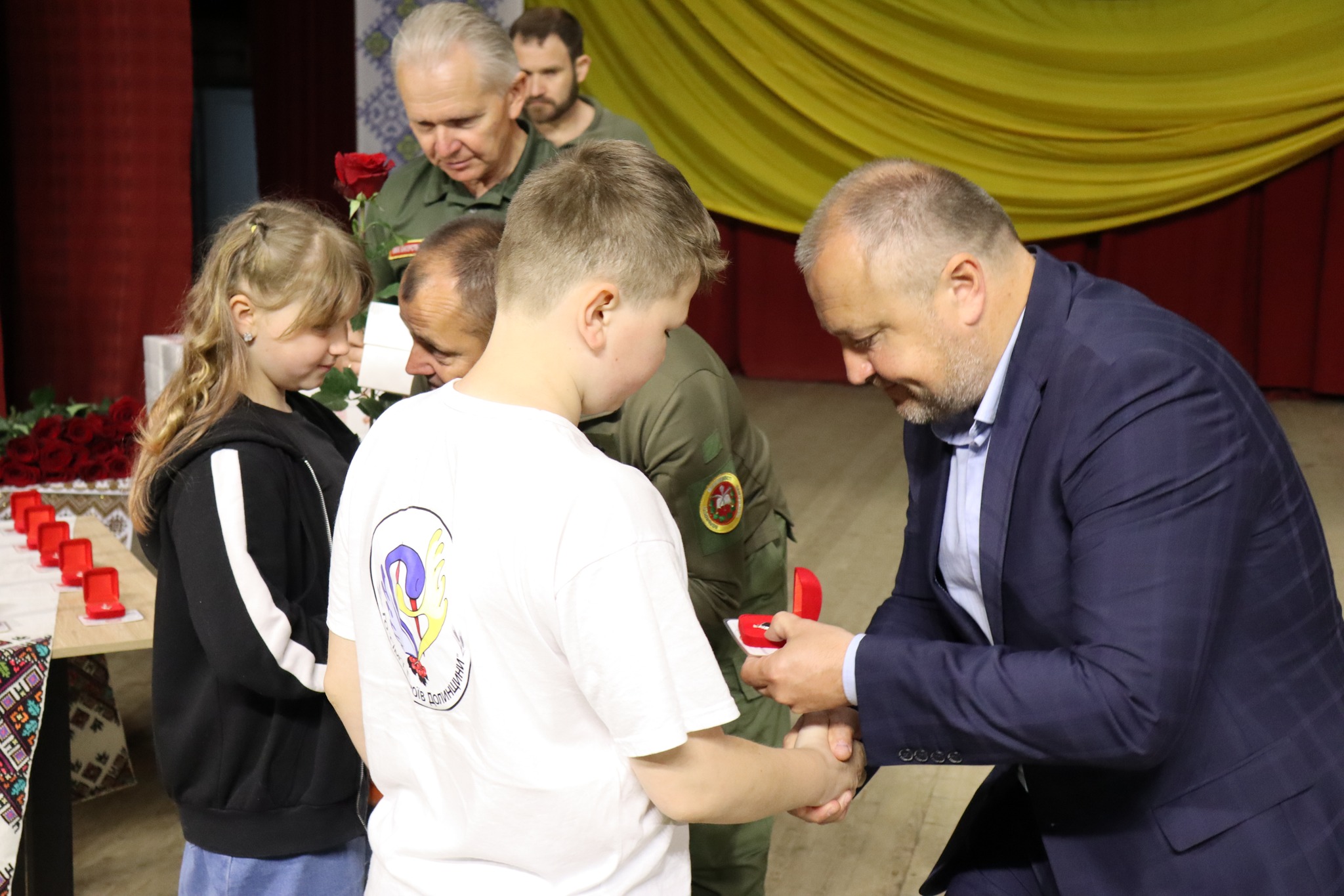 У Долині 38 дітей загиблих героїв отримали іменні обереги “Батьківське серце” (ФОТО)
