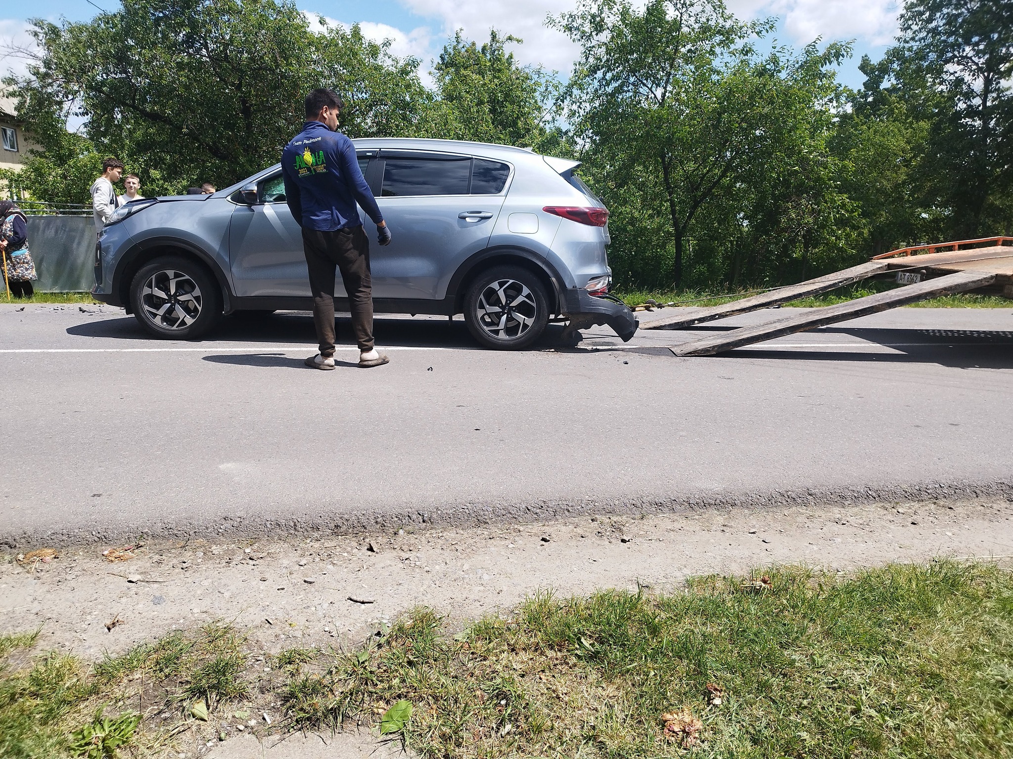 На Надвірнянщині мотоцикл зіткнувся з легковиком: є двоє постраждалих (ФОТО)