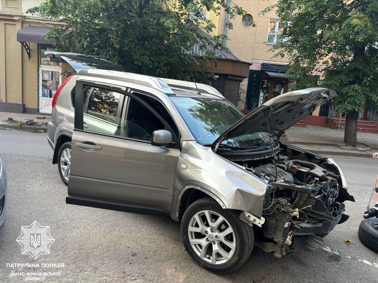 У Франківську водій врізався у дерево