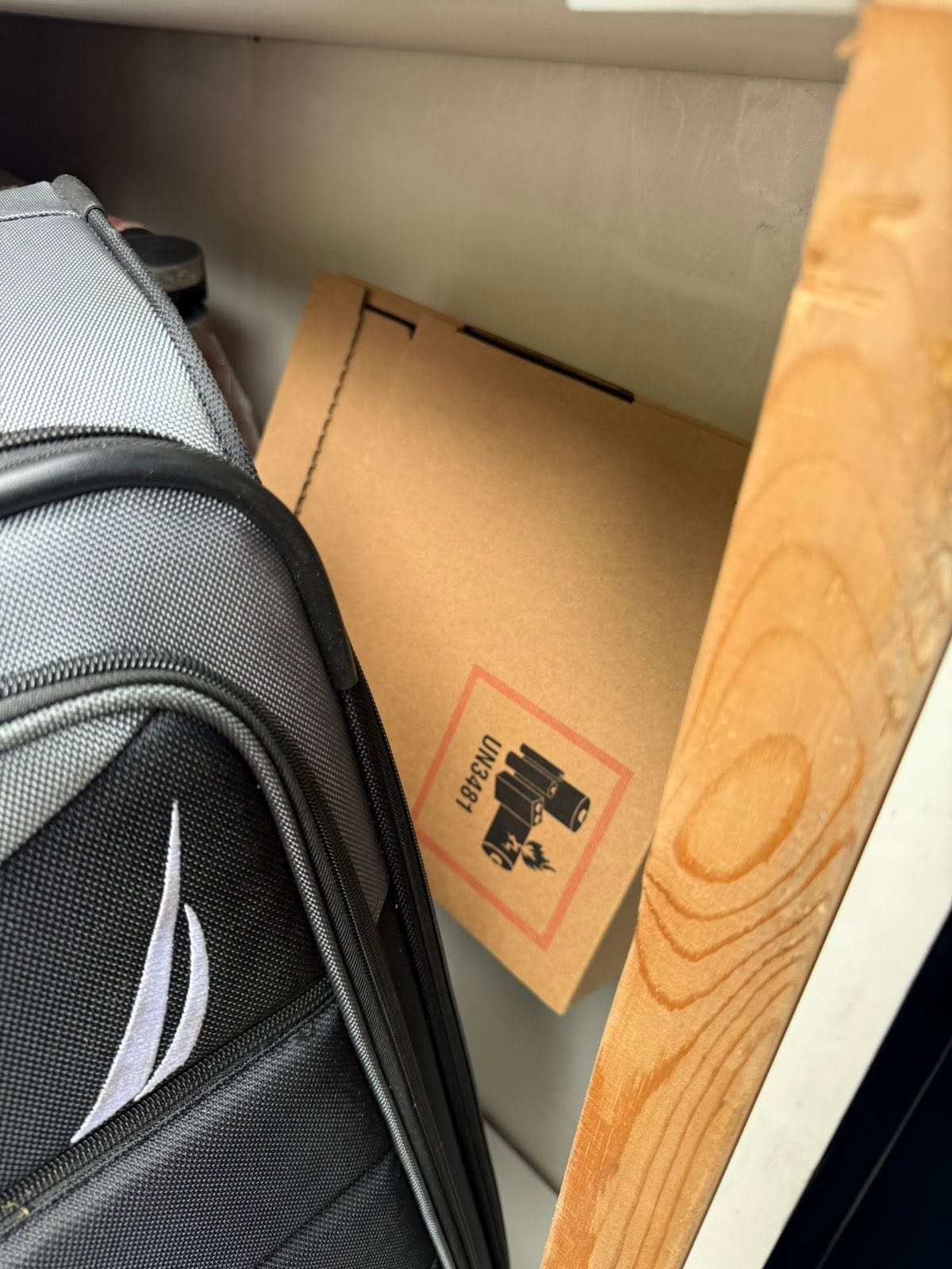 Прикарпатець у старому дивані намагався провезти 32 пари навушників AirPods Max – прикордонники (ФОТО)