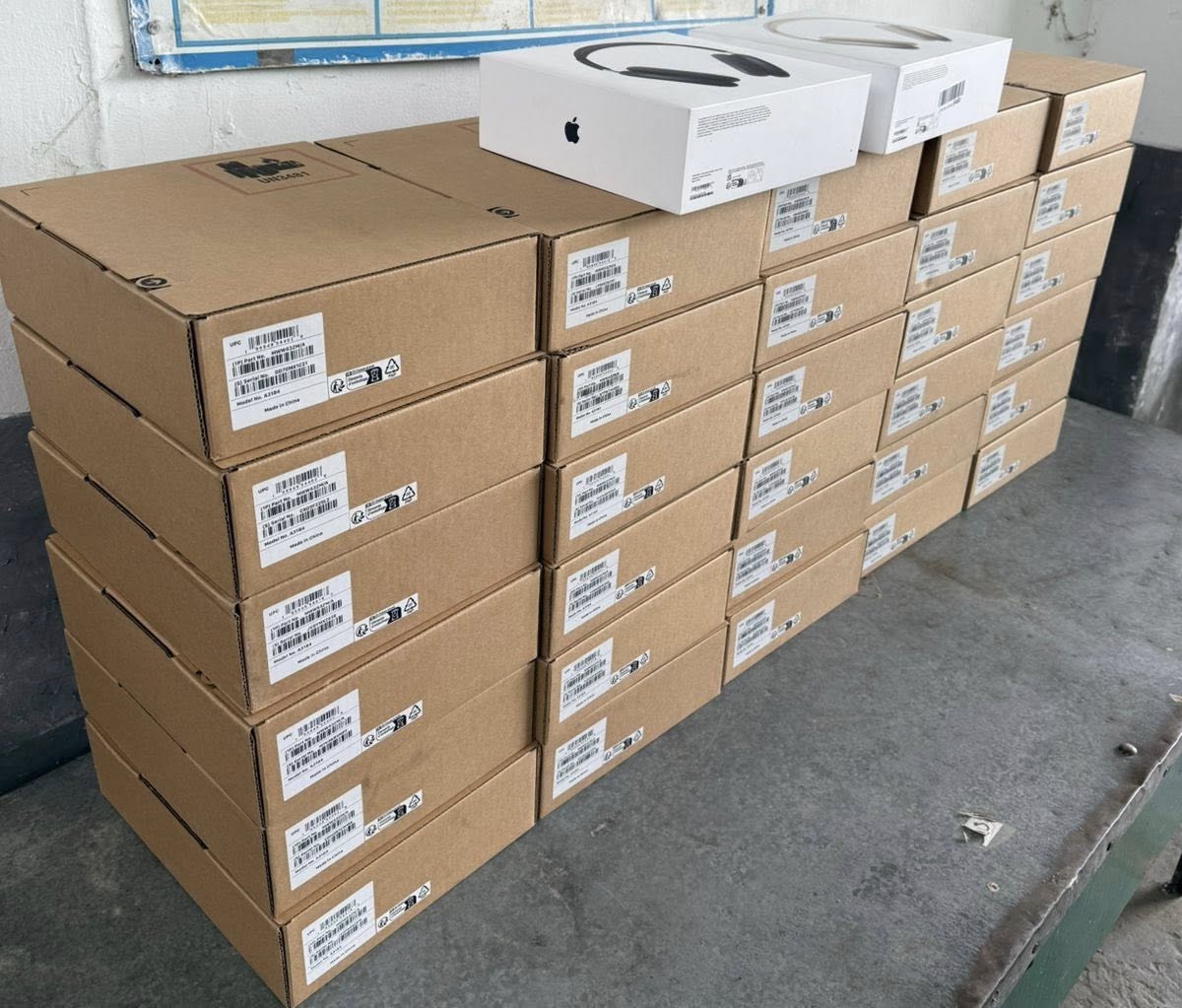 Прикарпатець у старому дивані намагався провезти 32 пари навушників AirPods Max – прикордонники (ФОТО)
