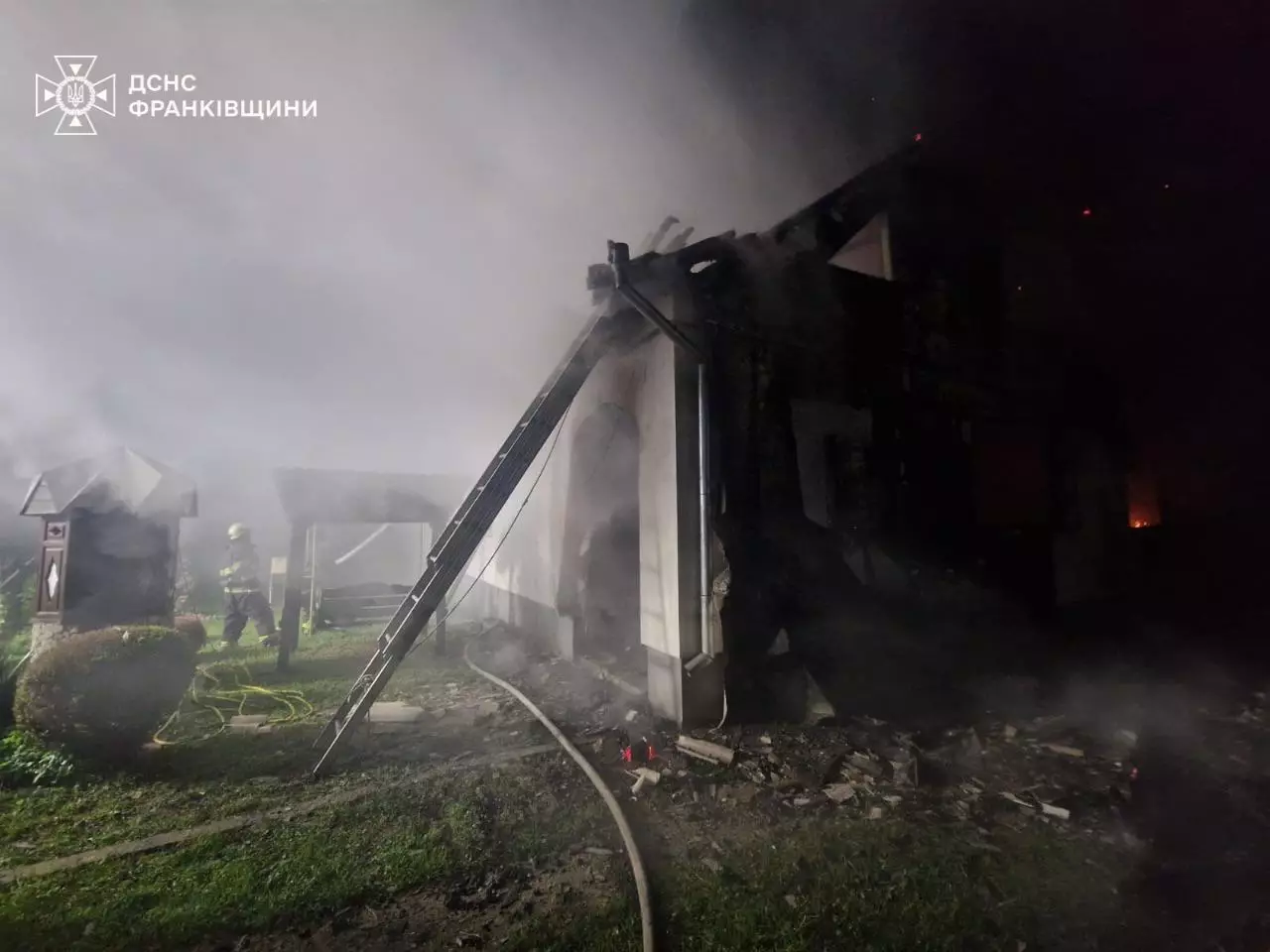 У Надвірнянському районі горів житловий будинок (ФОТО З МІСЦЯ)